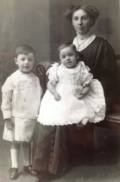Annie with eldest boys Arnold b.1909 and Sydney John Cottingham_1200.jpg